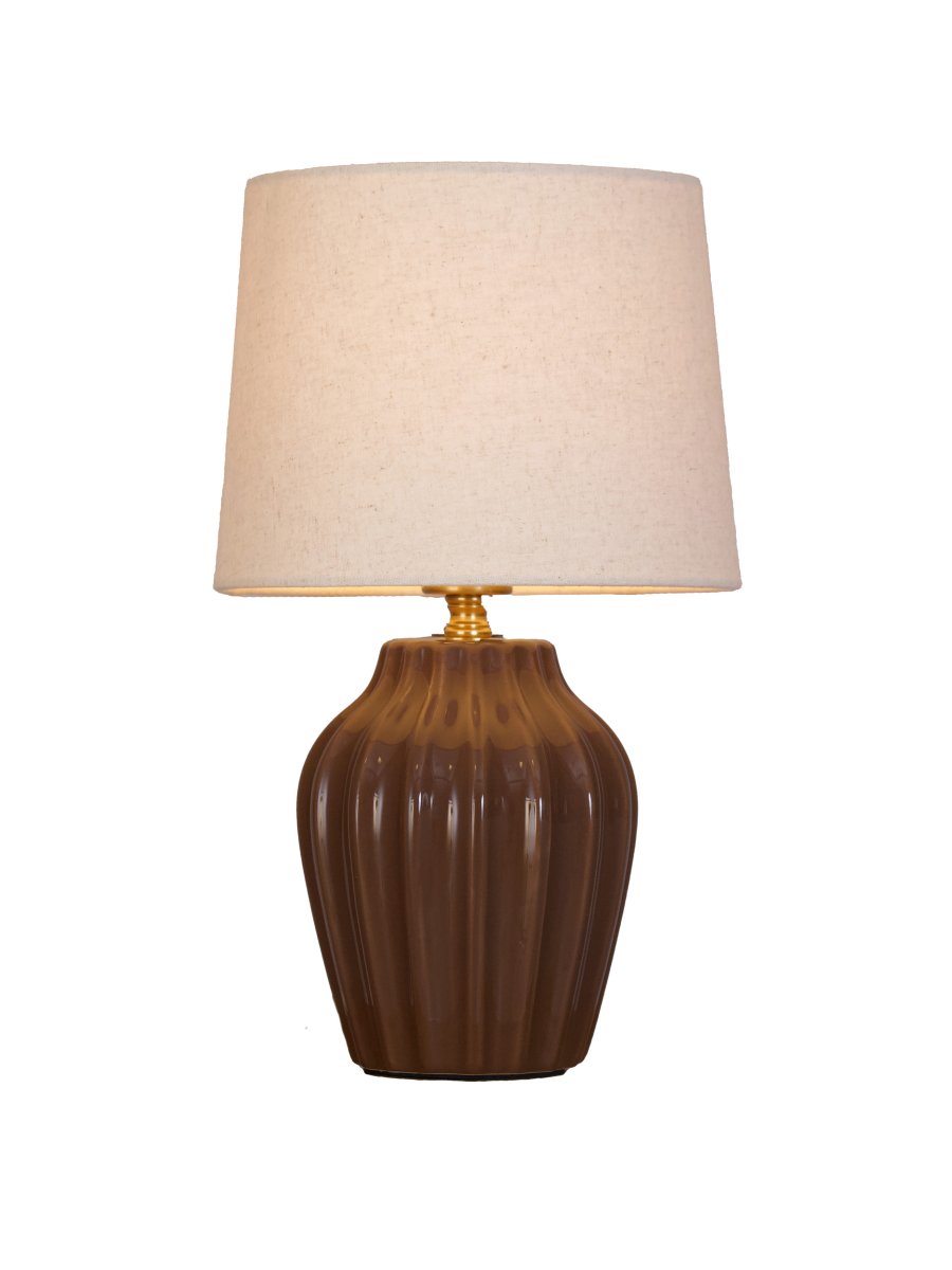Lyon 32cm Bruin tafellamp Van PR Home - De geribbelde keramische voet in een warme bruine tint geeft de lamp een tijdloze en romantische uitstraling, terwijl de gedempte kleuren elegantie en diepte toevoegen zonder de ruimte te overheersen.