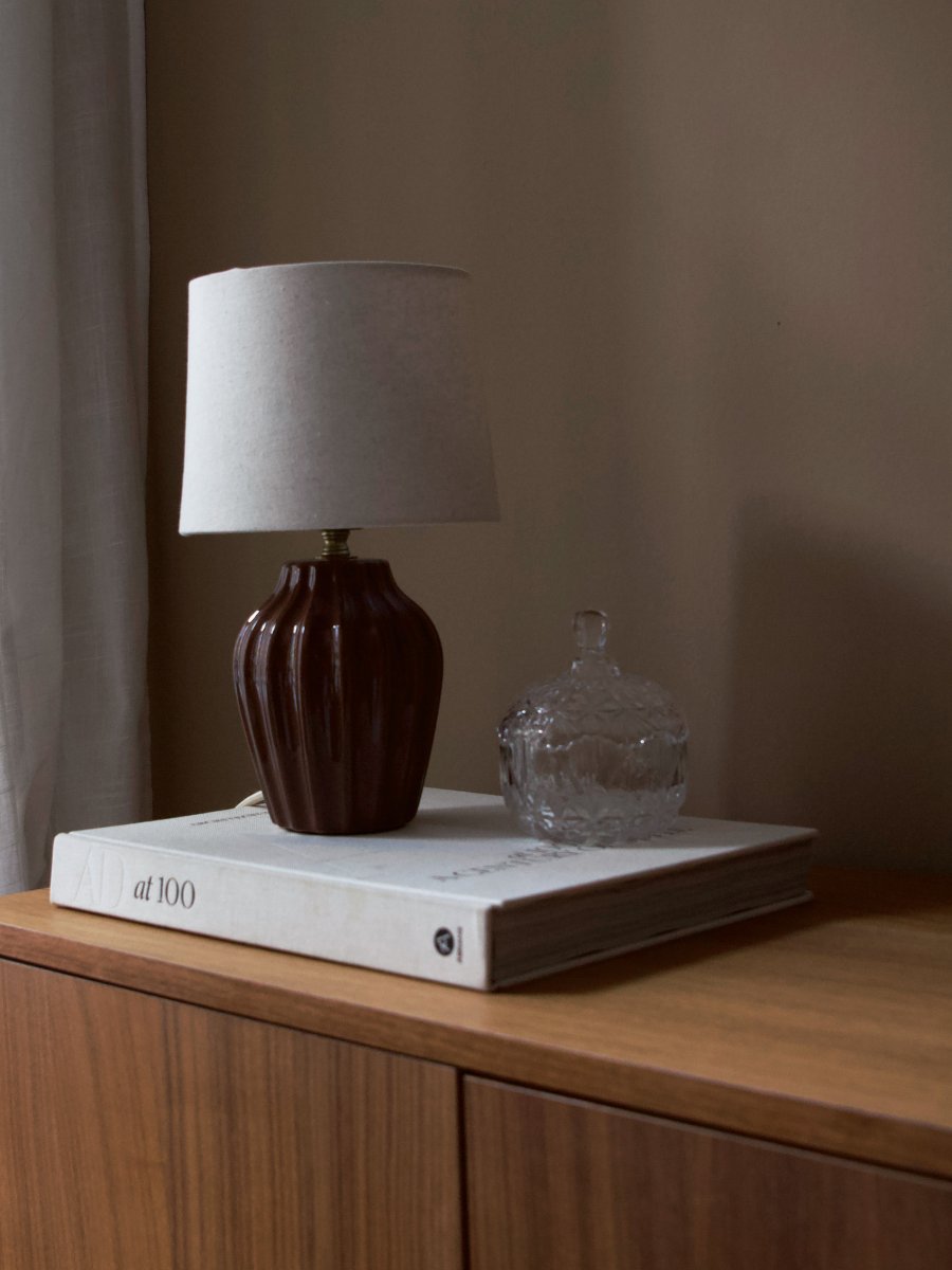Lyon 32cm Bruin tafellamp Van PR Home - De geribbelde keramische voet in een warme bruine tint geeft de lamp een tijdloze en romantische uitstraling, terwijl de gedempte kleuren elegantie en diepte toevoegen zonder de ruimte te overheersen.