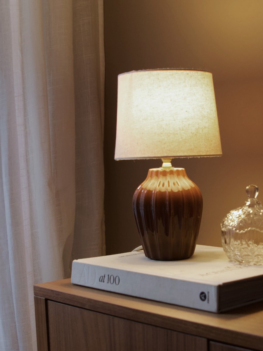 Lyon 32cm Bruin tafellamp Van PR Home - De geribbelde keramische voet in een warme bruine tint geeft de lamp een tijdloze en romantische uitstraling, terwijl de gedempte kleuren elegantie en diepte toevoegen zonder de ruimte te overheersen.