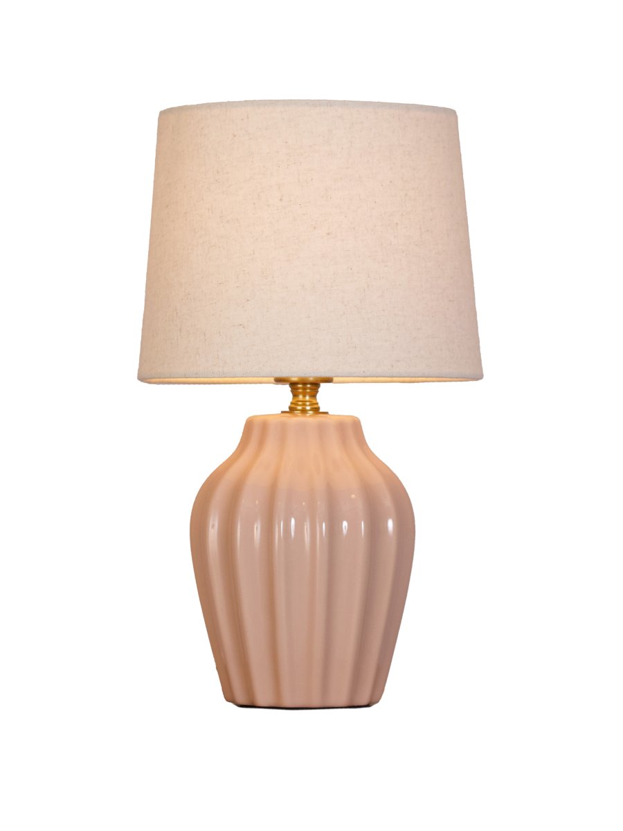 Lyon 32cm Roze tafellamp Van PR Home - De geribbelde keramische voet in een mooie roze tint geeft de lamp een tijdloze en romantische uitstraling, terwijl de gedempte kleuren elegantie en diepte toevoegen zonder de ruimte te overheersen.