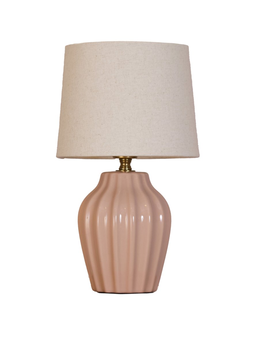 Lyon 32cm Roze tafellamp Van PR Home - De geribbelde keramische voet in een mooie roze tint geeft de lamp een tijdloze en romantische uitstraling, terwijl de gedempte kleuren elegantie en diepte toevoegen zonder de ruimte te overheersen.