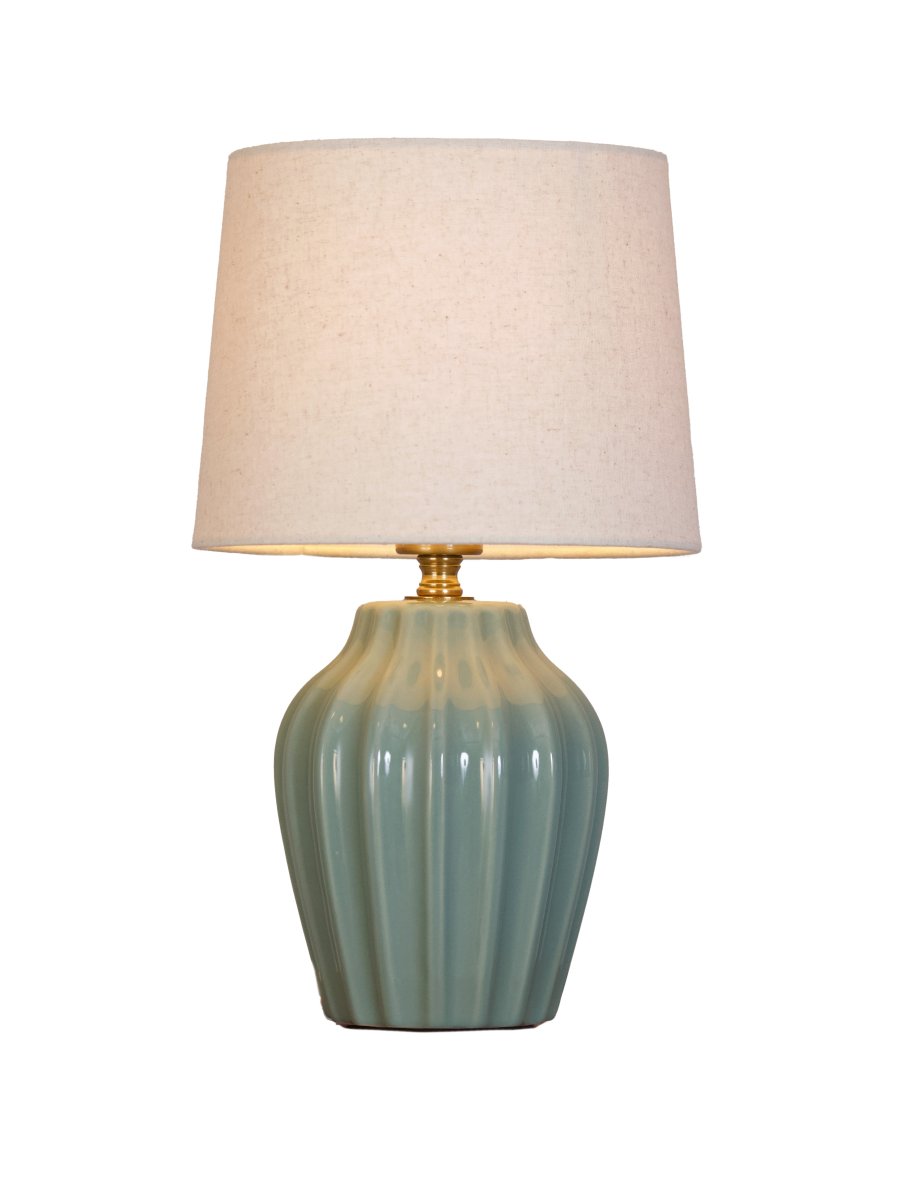 Lyon 32cm Turkoois tafellamp Van PR Home - De geribbelde keramische voet in een mooie turquoise tint geeft de lamp een tijdloze en romantische uitstraling, terwijl de gedempte kleuren elegantie en diepte toevoegen zonder de ruimte te overheersen.