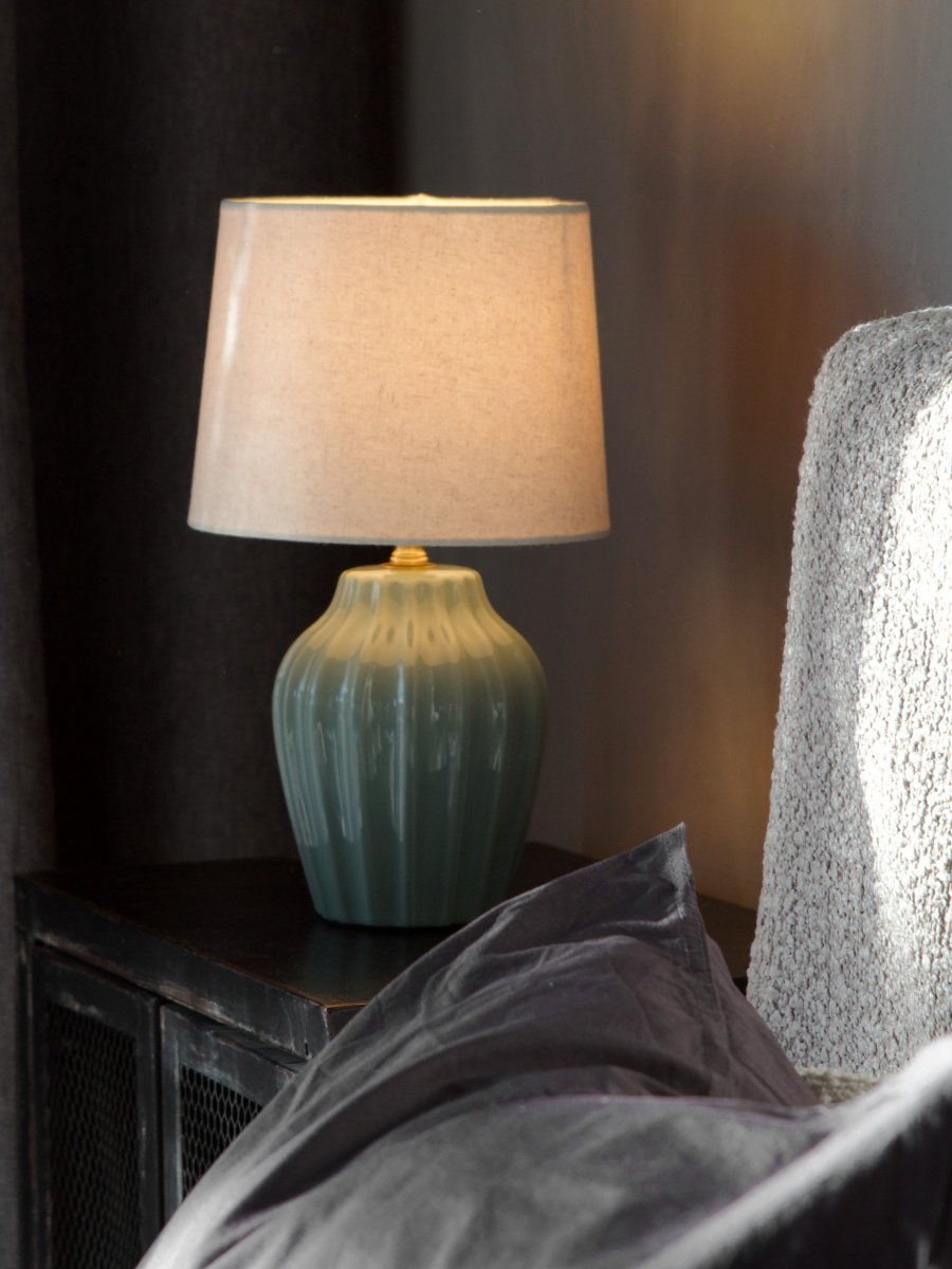 Lyon 32cm Turkoois tafellamp Van PR Home - De geribbelde keramische voet in een mooie turquoise tint geeft de lamp een tijdloze en romantische uitstraling, terwijl de gedempte kleuren elegantie en diepte toevoegen zonder de ruimte te overheersen.