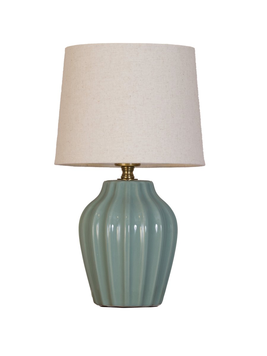 Lyon 32cm Turkoois tafellamp Van PR Home - De geribbelde keramische voet in een mooie turquoise tint geeft de lamp een tijdloze en romantische uitstraling, terwijl de gedempte kleuren elegantie en diepte toevoegen zonder de ruimte te overheersen.
