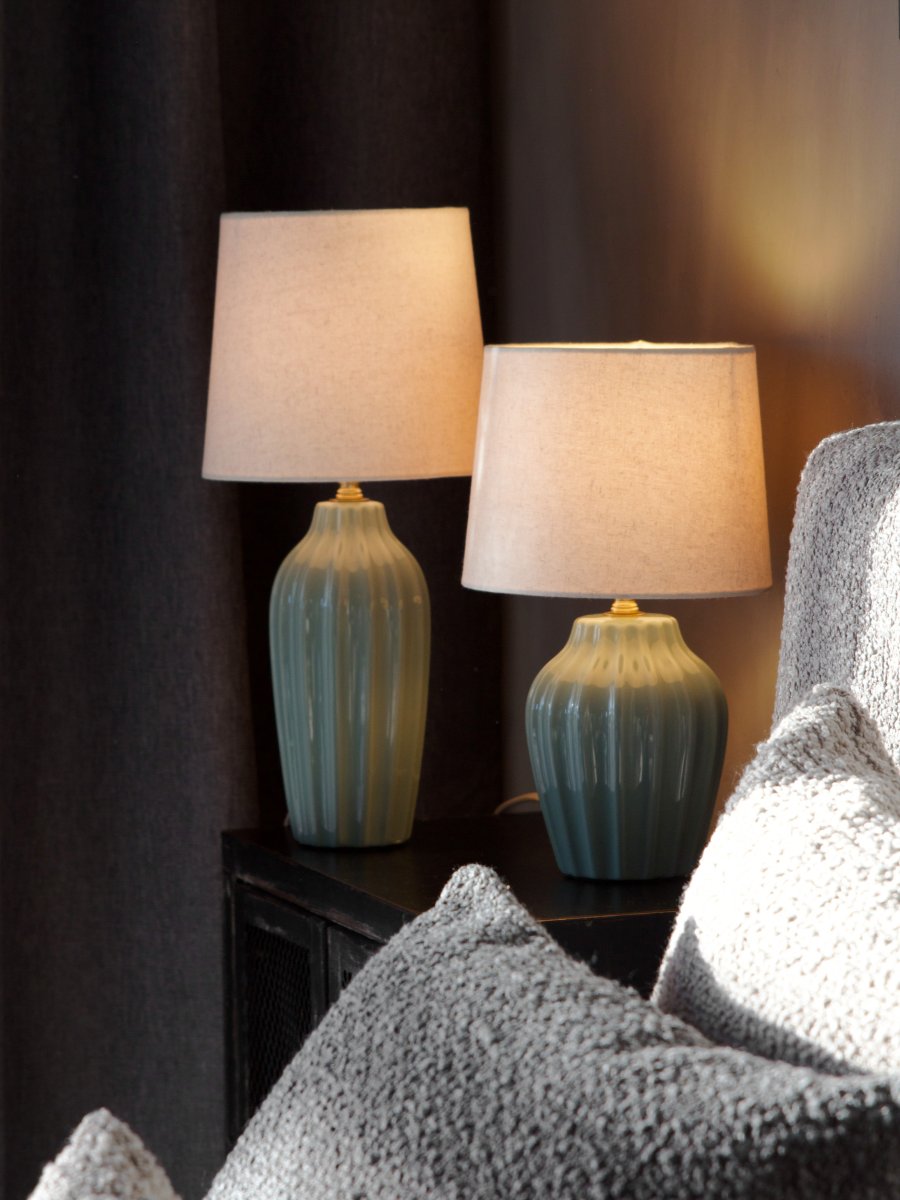 Lyon 32cm Turkoois tafellamp Van PR Home - De geribbelde keramische voet in een mooie turquoise tint geeft de lamp een tijdloze en romantische uitstraling, terwijl de gedempte kleuren elegantie en diepte toevoegen zonder de ruimte te overheersen.