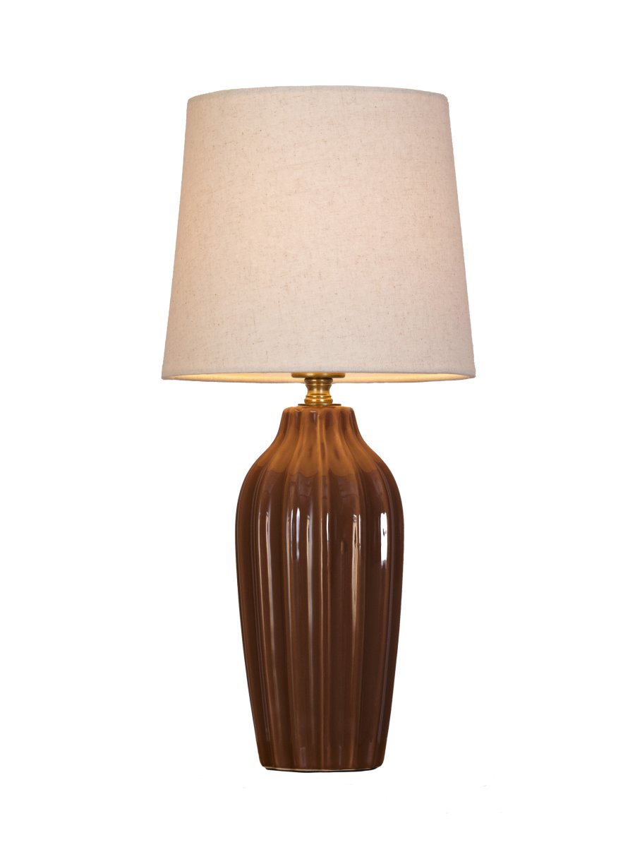 Lyon 40cm Bruin tafellamp Van PR Home - De geribbelde keramische voet in een warme bruine tint geeft de lamp een tijdloze en romantische uitstraling, terwijl de gedempte kleuren elegantie en diepte toevoegen zonder de ruimte te overheersen.