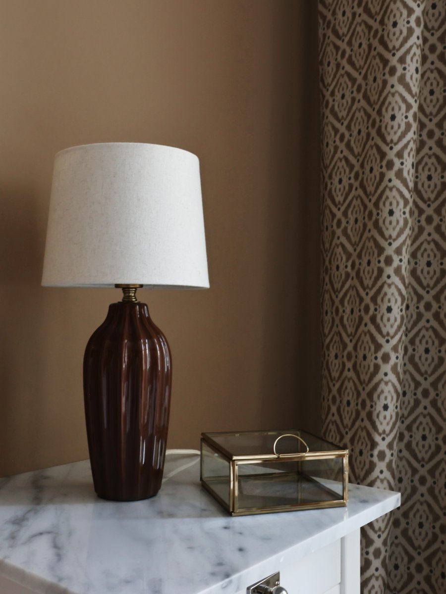 Lyon 40cm Bruin tafellamp Van PR Home - De geribbelde keramische voet in een warme bruine tint geeft de lamp een tijdloze en romantische uitstraling, terwijl de gedempte kleuren elegantie en diepte toevoegen zonder de ruimte te overheersen.