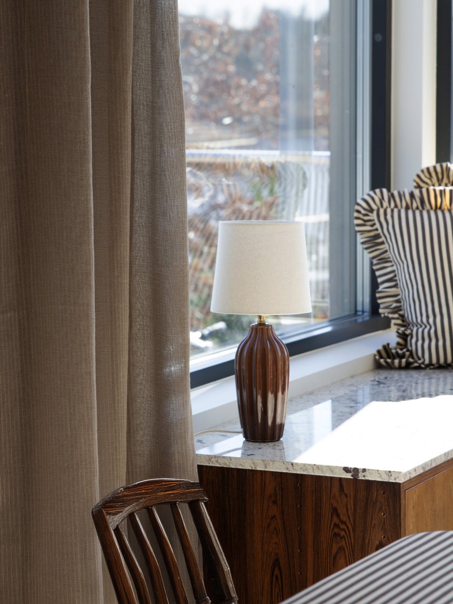Lyon 40cm Bruin tafellamp Van PR Home - De geribbelde keramische voet in een warme bruine tint geeft de lamp een tijdloze en romantische uitstraling, terwijl de gedempte kleuren elegantie en diepte toevoegen zonder de ruimte te overheersen.