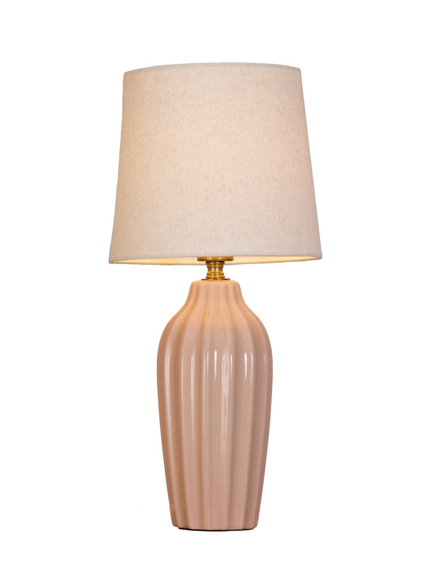 Lyon 40cm Roze tafellamp Van PR Home - De geribbelde keramische voet in een mooie roze tint geeft de lamp een tijdloze en romantische uitstraling, terwijl de gedempte kleuren elegantie en diepte toevoegen zonder de ruimte te overheersen.