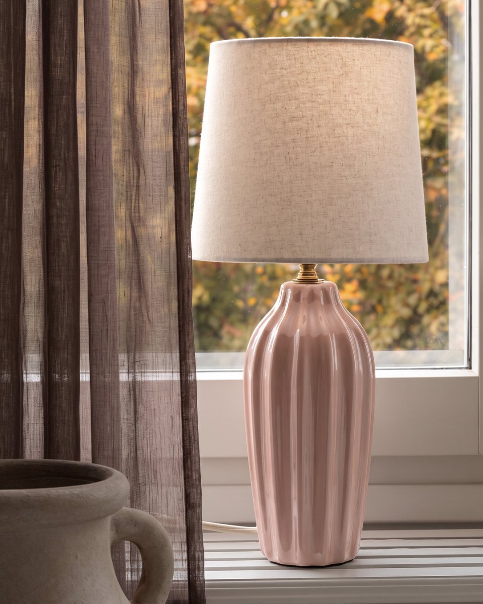 Lyon 40cm Roze tafellamp Van PR Home - De geribbelde keramische voet in een mooie roze tint geeft de lamp een tijdloze en romantische uitstraling, terwijl de gedempte kleuren elegantie en diepte toevoegen zonder de ruimte te overheersen.