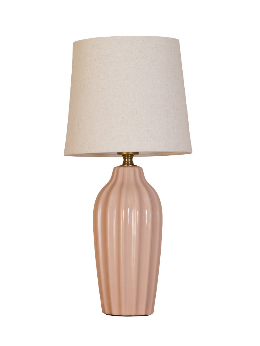 Lyon 40cm Roze tafellamp Van PR Home - De geribbelde keramische voet in een mooie roze tint geeft de lamp een tijdloze en romantische uitstraling, terwijl de gedempte kleuren elegantie en diepte toevoegen zonder de ruimte te overheersen.