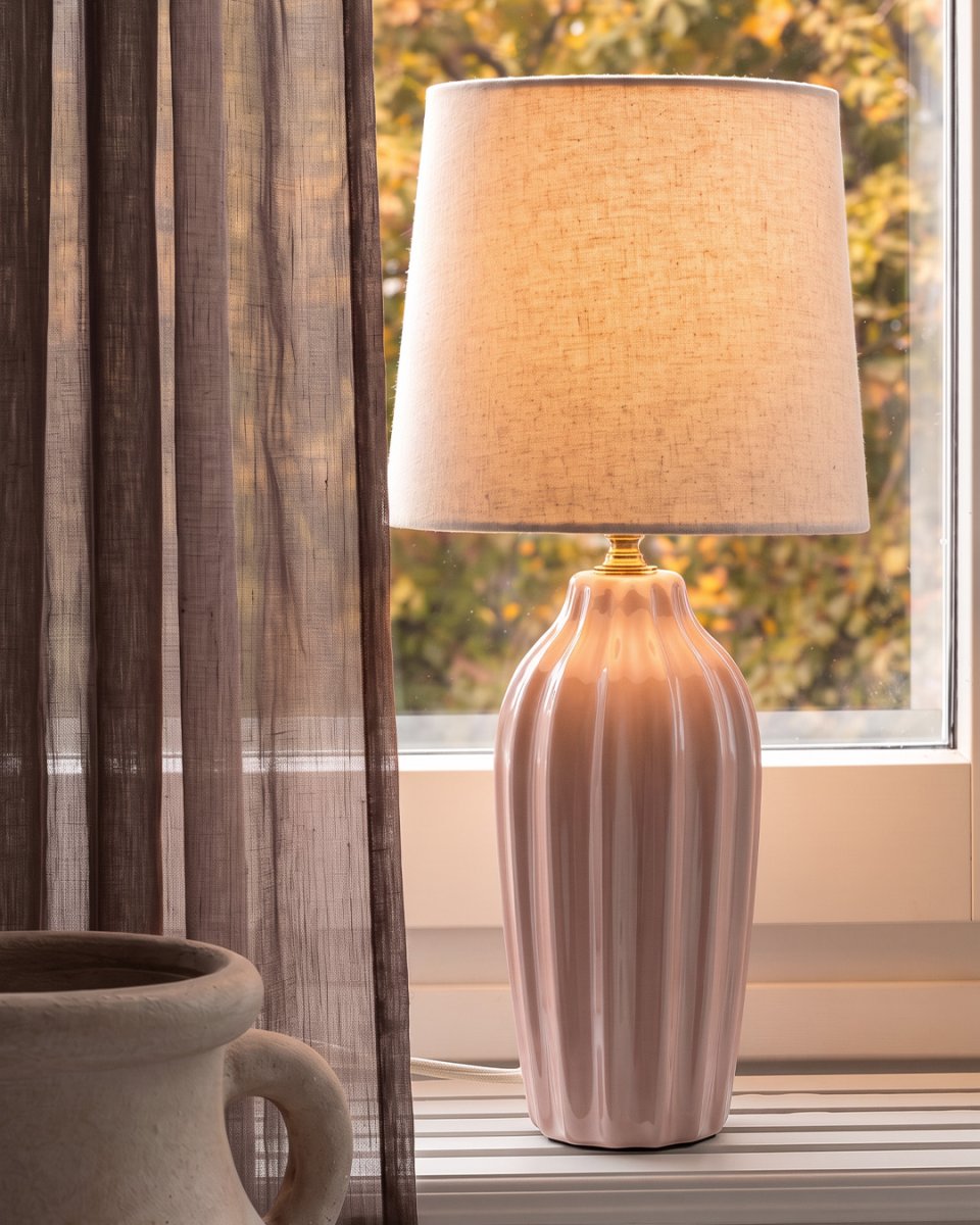 Lyon 40cm Roze tafellamp Van PR Home - De geribbelde keramische voet in een mooie roze tint geeft de lamp een tijdloze en romantische uitstraling, terwijl de gedempte kleuren elegantie en diepte toevoegen zonder de ruimte te overheersen.