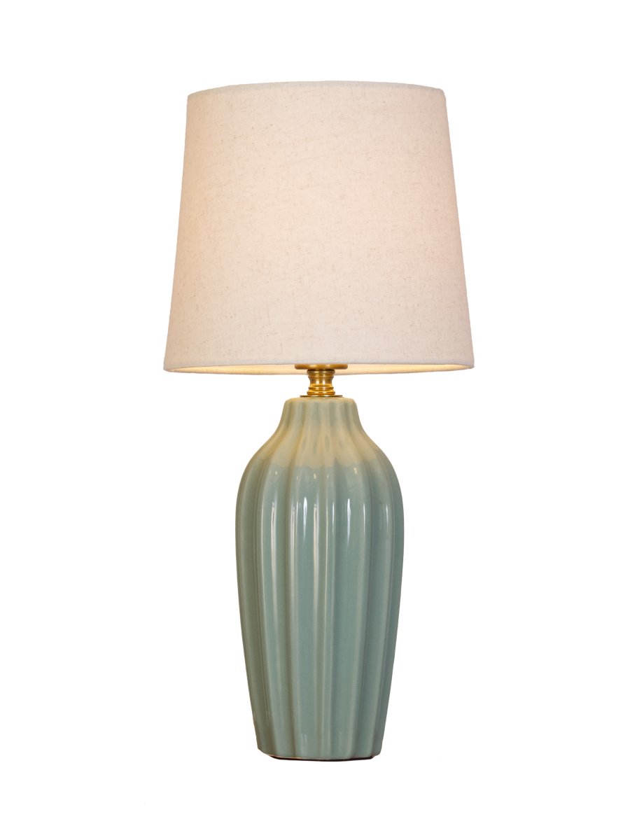 Lyon 40cm Turkoois tafellamp Van PR Home - De geribbelde keramische voet in een mooie turquoise tint geeft de lamp een tijdloze en romantische uitstraling, terwijl de gedempte kleuren elegantie en diepte toevoegen zonder de ruimte te overheersen.