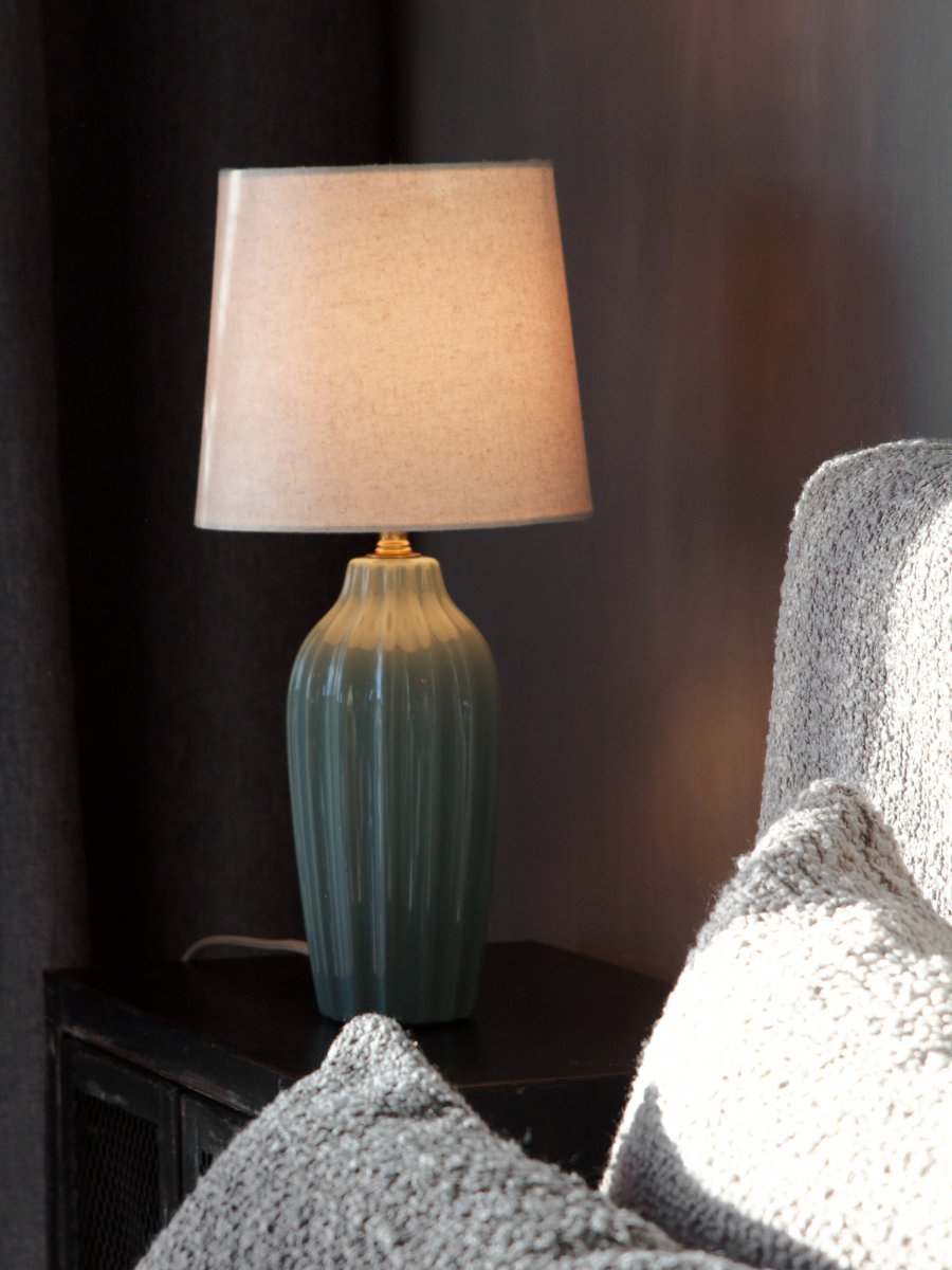Lyon 40cm Turkoois tafellamp Van PR Home - De geribbelde keramische voet in een mooie turquoise tint geeft de lamp een tijdloze en romantische uitstraling, terwijl de gedempte kleuren elegantie en diepte toevoegen zonder de ruimte te overheersen.