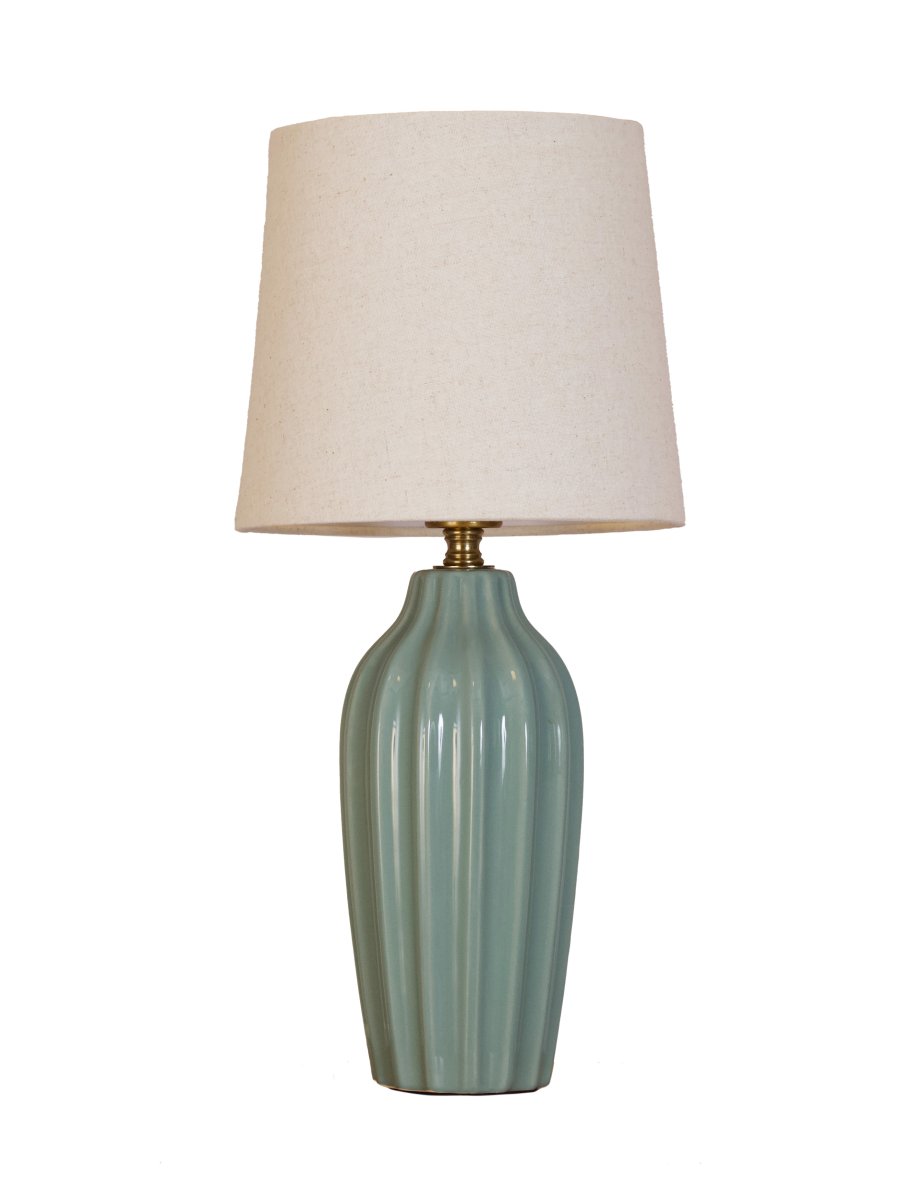 Lyon 40cm Turkoois tafellamp Van PR Home - De geribbelde keramische voet in een mooie turquoise tint geeft de lamp een tijdloze en romantische uitstraling, terwijl de gedempte kleuren elegantie en diepte toevoegen zonder de ruimte te overheersen.
