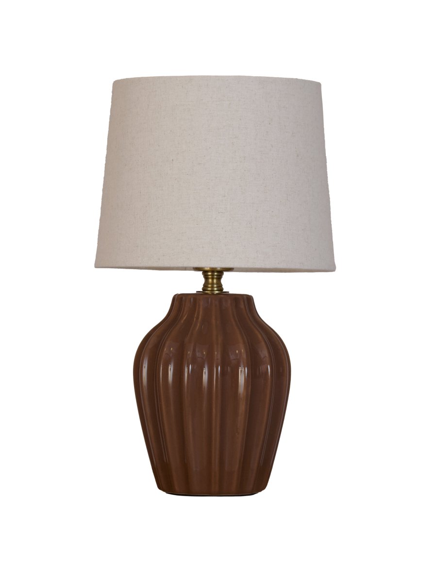 Lyon 32cm Bruin tafellamp Van PR Home - De geribbelde keramische voet in een warme bruine tint geeft de lamp een tijdloze en romantische uitstraling, terwijl de gedempte kleuren elegantie en diepte toevoegen zonder de ruimte te overheersen.