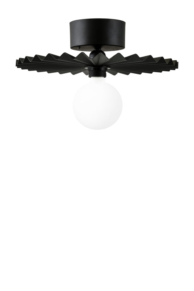Omega Ø35 Zwart wandlamp Van Globen Lighting - De lamp kan zowel aan het plafond als aan de muur worden bevestigd, waardoor hij flexibel in gebruik is.