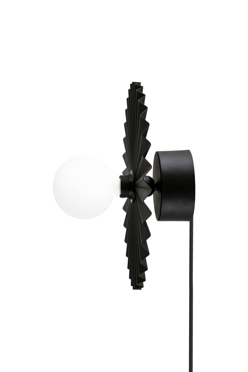 Omega Ø35 Zwart wandlamp Van Globen Lighting - De lamp kan zowel aan het plafond als aan de muur worden bevestigd, waardoor hij flexibel in gebruik is.