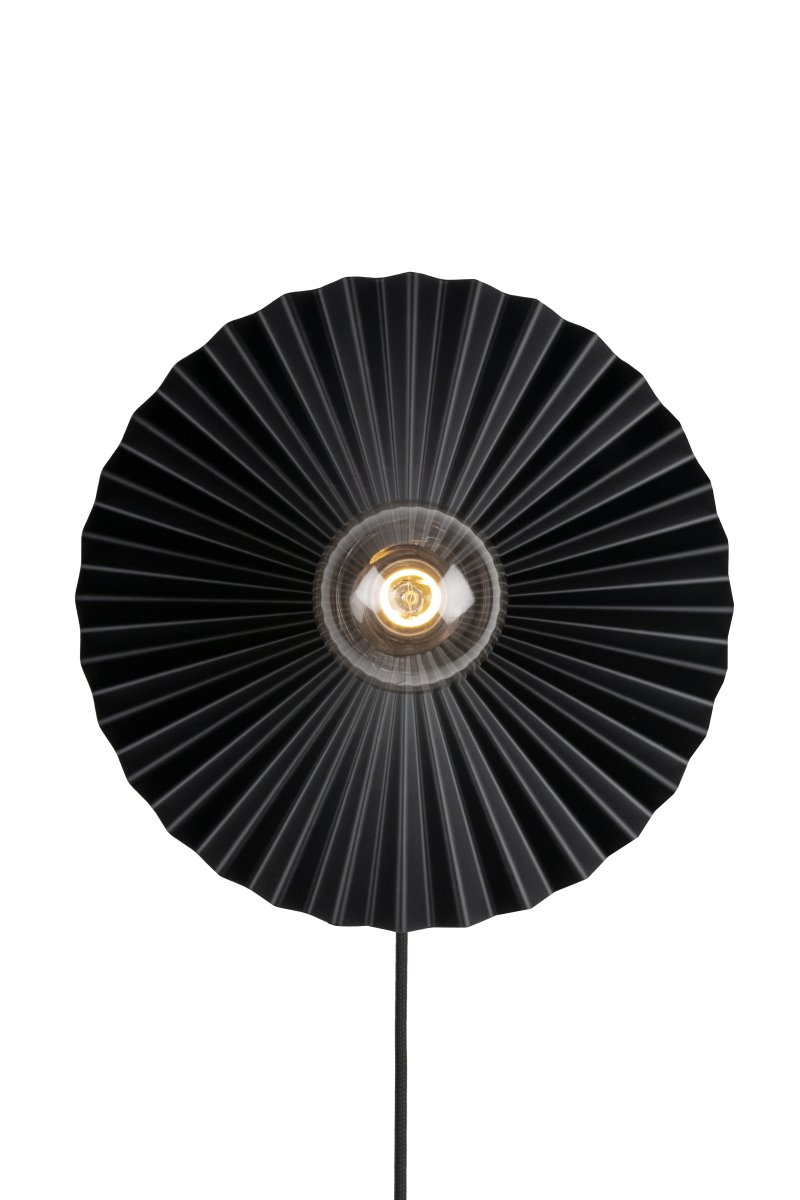 Omega Ø35 Zwart wandlamp Van Globen Lighting - De lamp kan zowel aan het plafond als aan de muur worden bevestigd, waardoor hij flexibel in gebruik is.