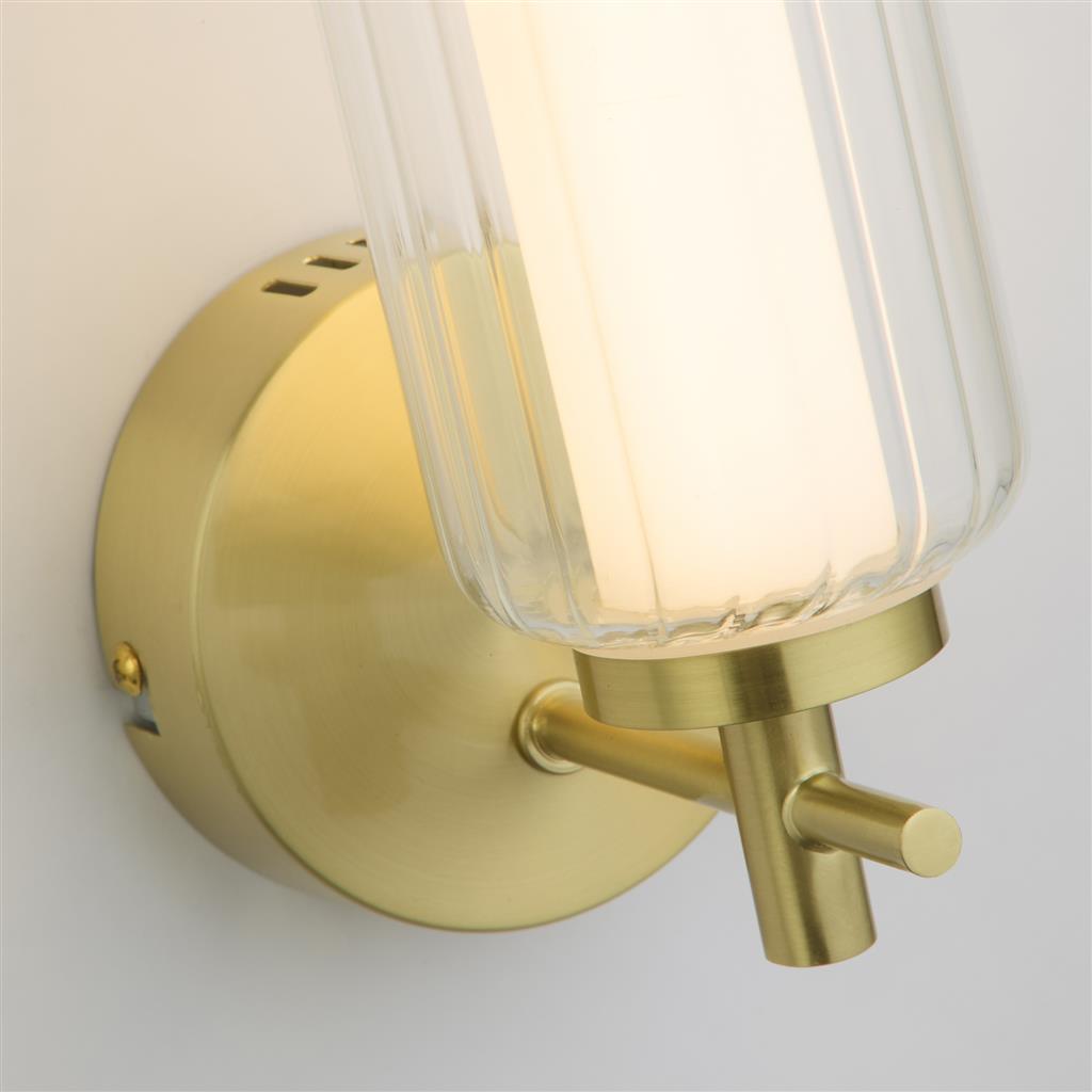 Mod 32cm Messing wandlamp Van Searchlight - Het geribbelde glas zorgt voor een prachtig spel van licht, schaduwen en reflecties, wat de ruimte extra diepte en karakter geeft.