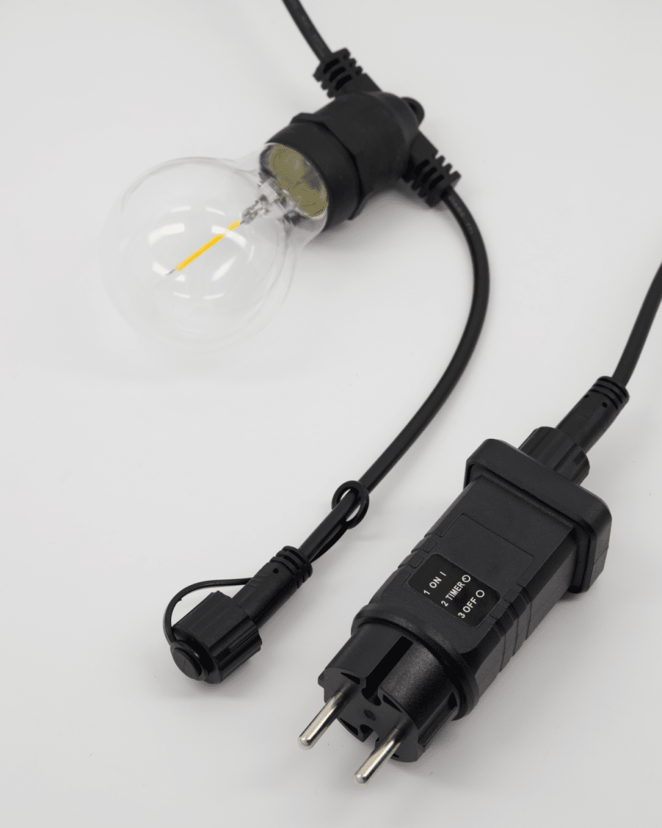 Light Lichtketting 8m Zwart Van House Doctor - Elke lamp heeft een E27-fitting met maximaal 0,5W LED, waardoor ze energiezuinig zijn en ideaal zijn voor het cre&euml;ren van een warme sfeer.