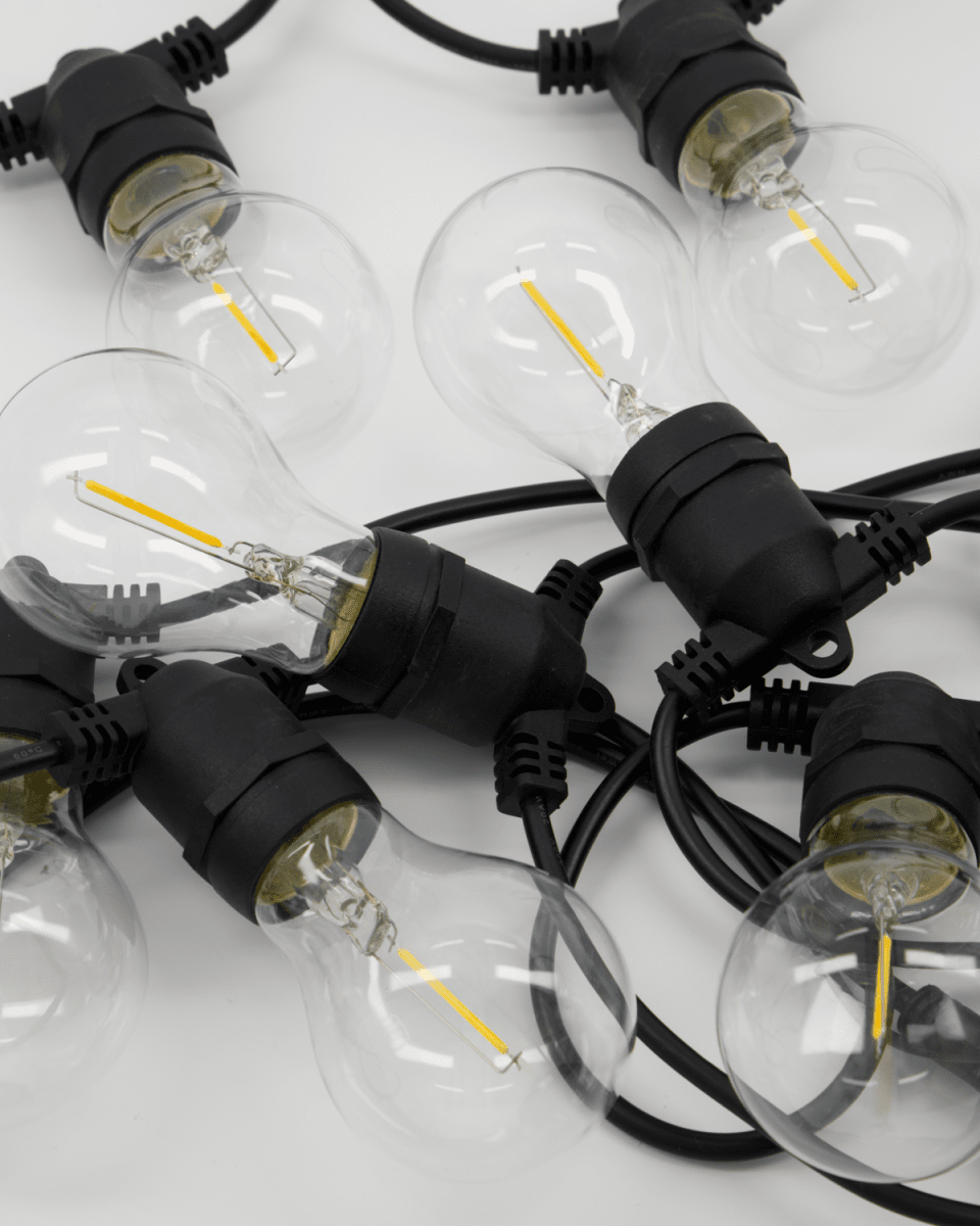 Light Lichtketting 8m Zwart Van House Doctor - Elke lamp heeft een E27-fitting met maximaal 0,5W LED, waardoor ze energiezuinig zijn en ideaal zijn voor het cre&euml;ren van een warme sfeer.