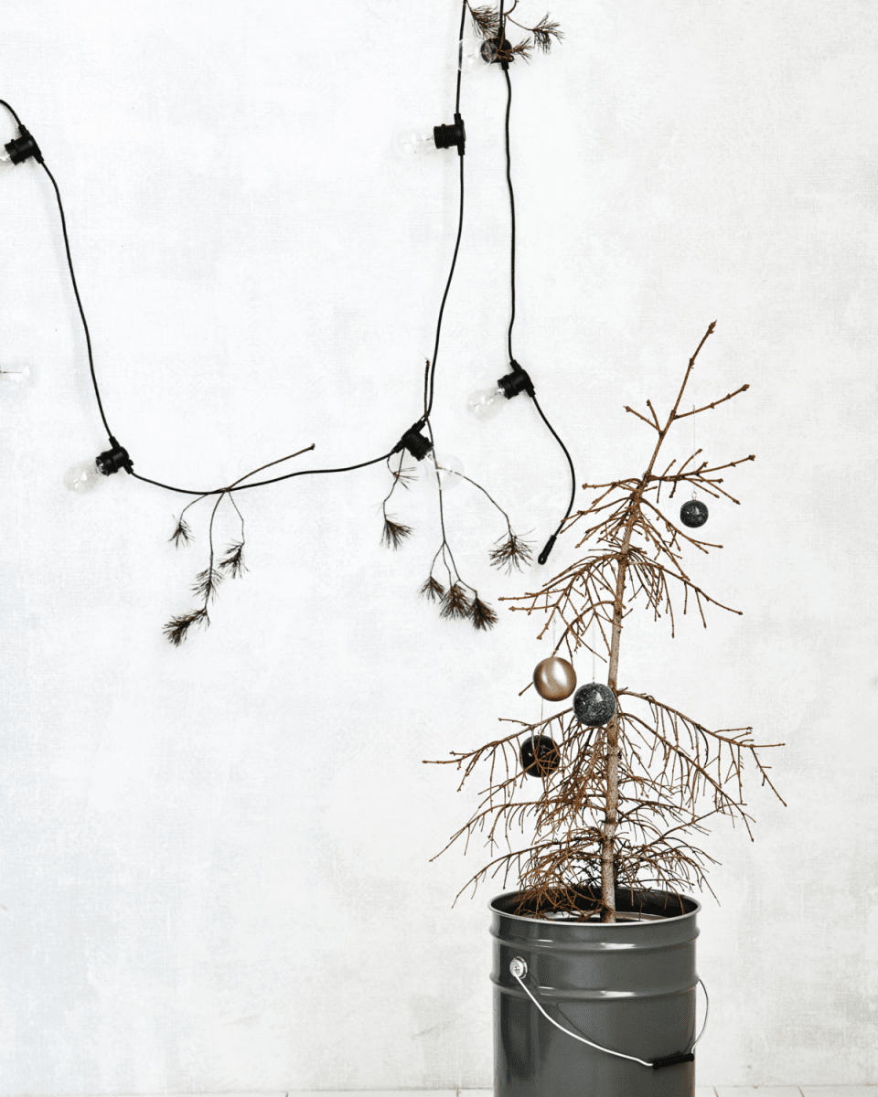 Light Lichtketting 8m Zwart Van House Doctor - Elke lamp heeft een E27-fitting met maximaal 0,5W LED, waardoor ze energiezuinig zijn en ideaal zijn voor het cre&euml;ren van een warme sfeer.