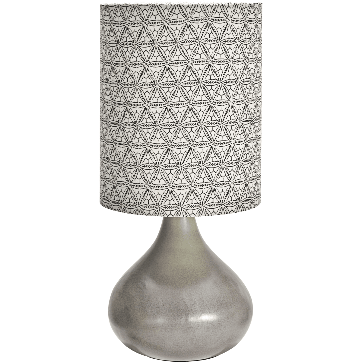 Florie 60cm Zand tafellamp Van House Doctor - De keramische basis in een rustgevende zandkleur vormt een stabiele en elegante basis, terwijl de linnen lampenkap een met de hand gedrukt zwart etnisch patroon vertoont voor een unieke en artistieke uitstraling.