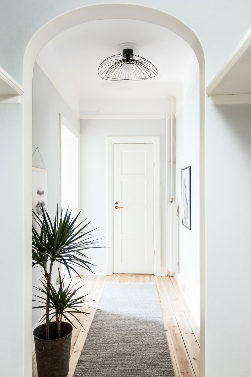 Ray Ø60 Zwart wandlamp Van Globen Lighting - De lamp kan zowel aan het plafond als aan de muur worden bevestigd, waardoor hij flexibel in gebruik is.