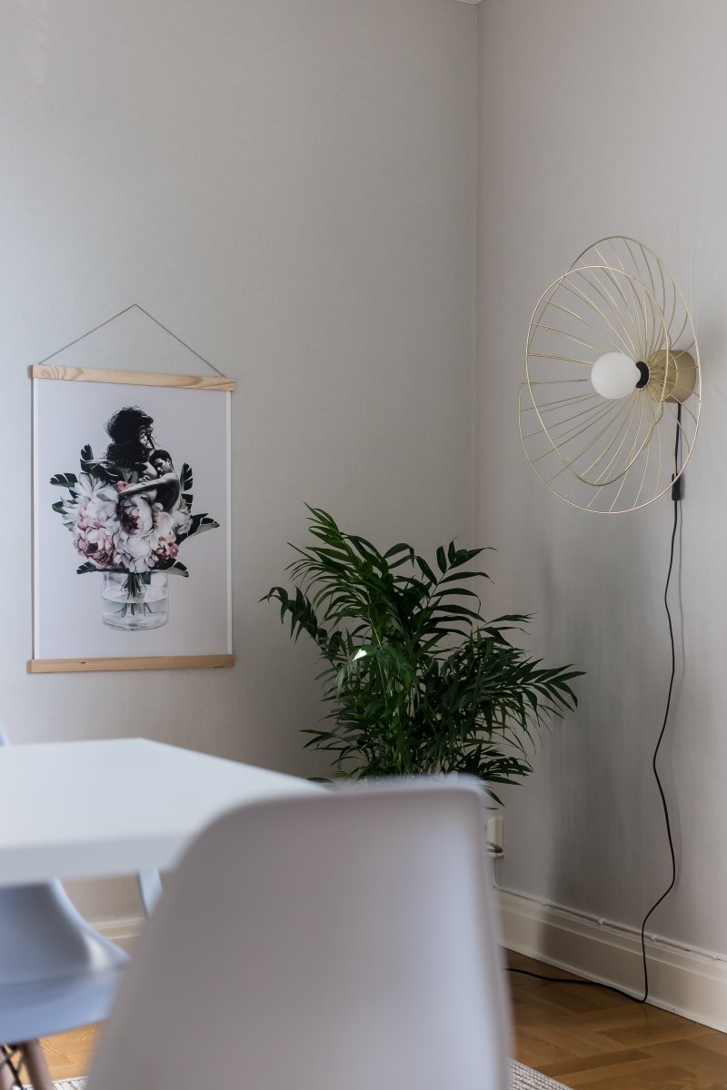 Ray Ø60 Geborsteld messing wandlamp Van Globen Lighting - De lamp kan zowel aan het plafond als aan de muur worden bevestigd, waardoor hij flexibel in gebruik is.