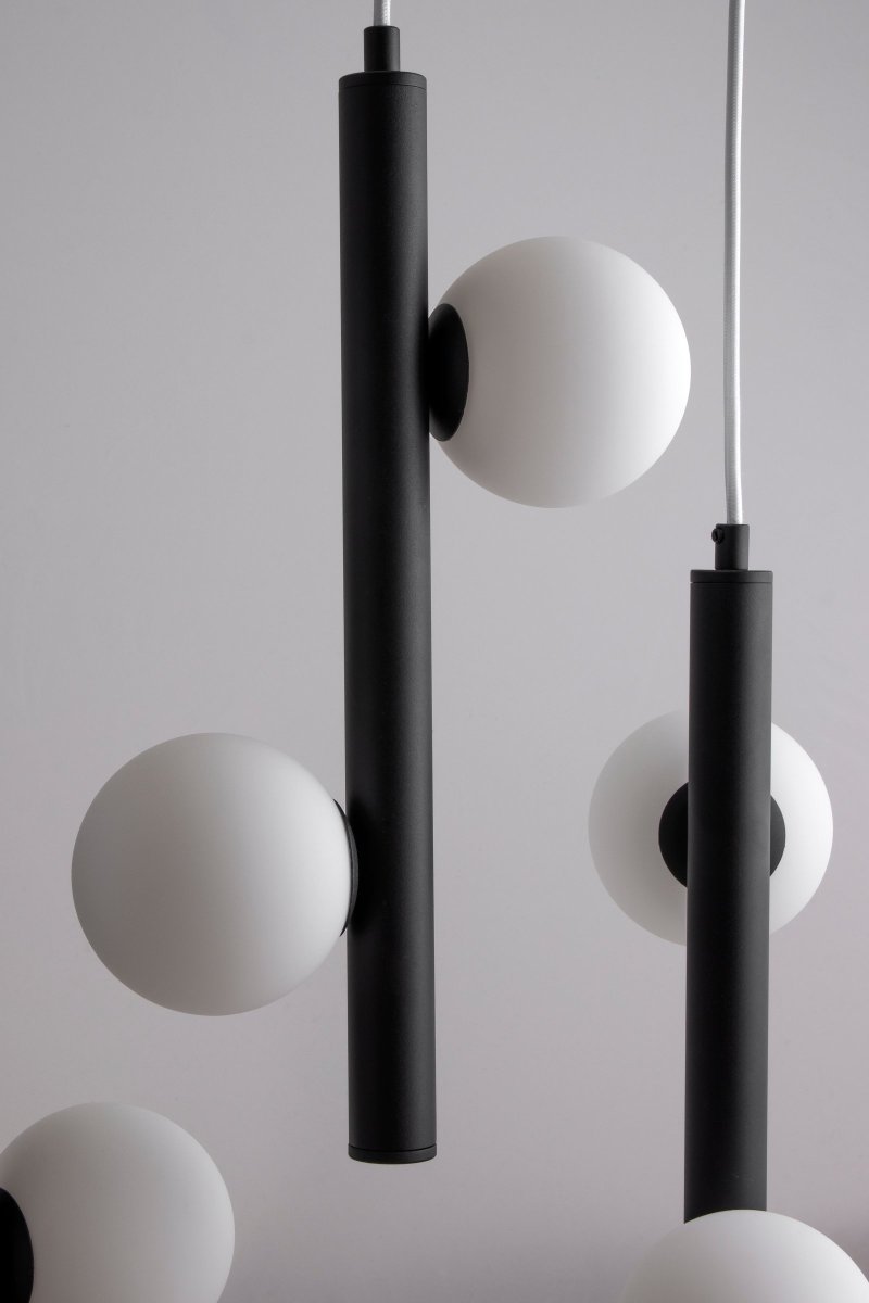 Pearl 70cm Zwart hanglamp Van Globen Lighting - De kabels zijn gemaakt van wit textiel en zijn 120 cm lang, de plafondkap is gemaakt van matzwart gepoedercoat metaal, kroonconnector voor plafondaansluiting niet inbegrepen.