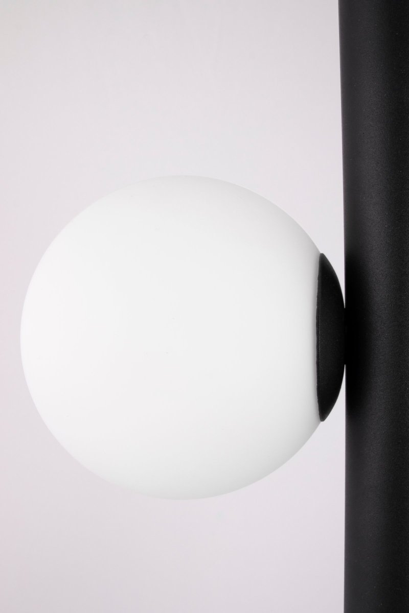 Pearl 70cm Zwart hanglamp Van Globen Lighting - De kabels zijn gemaakt van wit textiel en zijn 120 cm lang, de plafondkap is gemaakt van matzwart gepoedercoat metaal, kroonconnector voor plafondaansluiting niet inbegrepen.