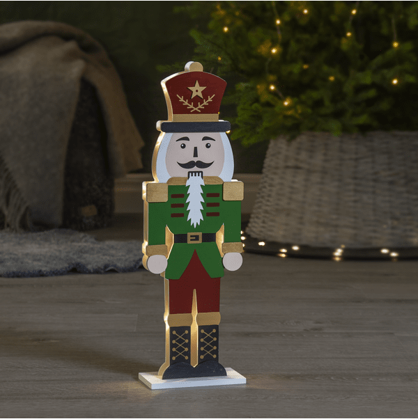 Nutcracker 52cm Veelkleurig Van Star Trading - Stijlvolle notenkraker van lasergesneden hout, de voorkant is beschilderd in de kleuren rood, groen, goud en zwart.