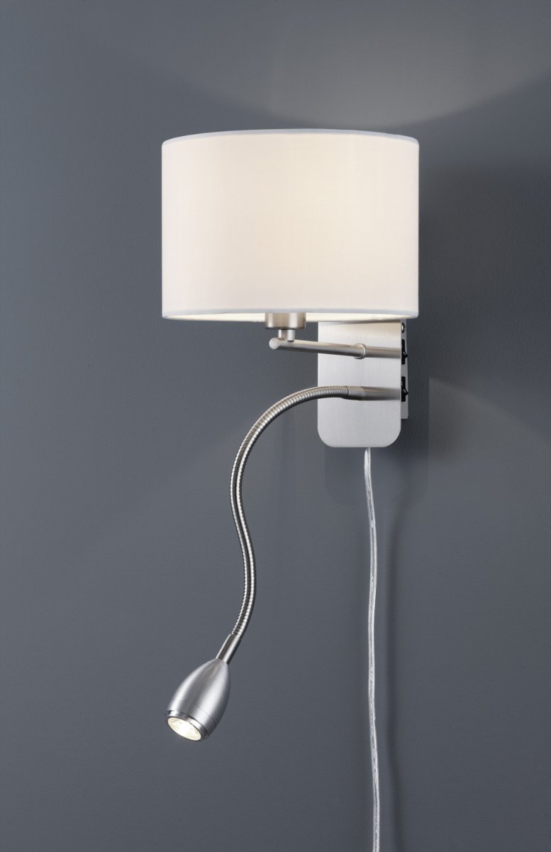 Hotel 23cm Zilver leeslamp Van Trio Lighting - De met stof beklede lampenkap zorgt voor zacht en niet-verblindend licht, terwijl de flexibele vergrendelingsarm afzonderlijk kan worden versteld voor optimale verlichting.