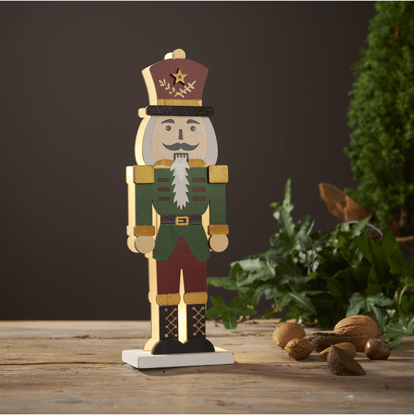 Nutcracker 25cm Veelkleurig Van Star Trading - Stijlvolle notenkraker van lasergesneden hout, de voorkant is beschilderd in de kleuren rood, groen, goud en zwart.
