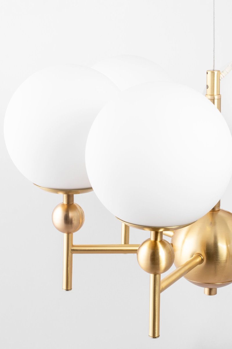 Astrid Ø50 Geborsteld messing hanglamp Van Globen Lighting - De lamp heeft een 120 cm lange witte textielkabel met draad en een plafondkap in bijpassend geborsteld messing, kroonconnector voor plafondaansluiting niet inbegrepen.