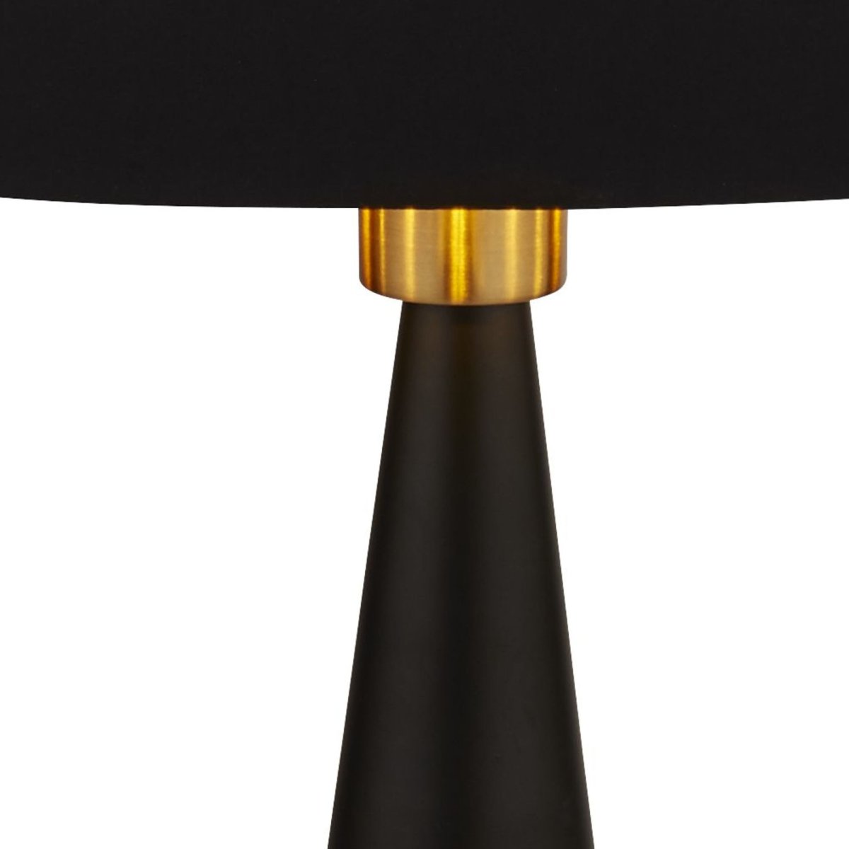 Chloe 40cm Matzwart tafellamp Van Searchlight - De ovale lampenkap met gouden binnenkant zorgt voor een warm en aangenaam licht, terwijl de slanke voet met contrasterende gouden voet een verfijnde toets toevoegt.