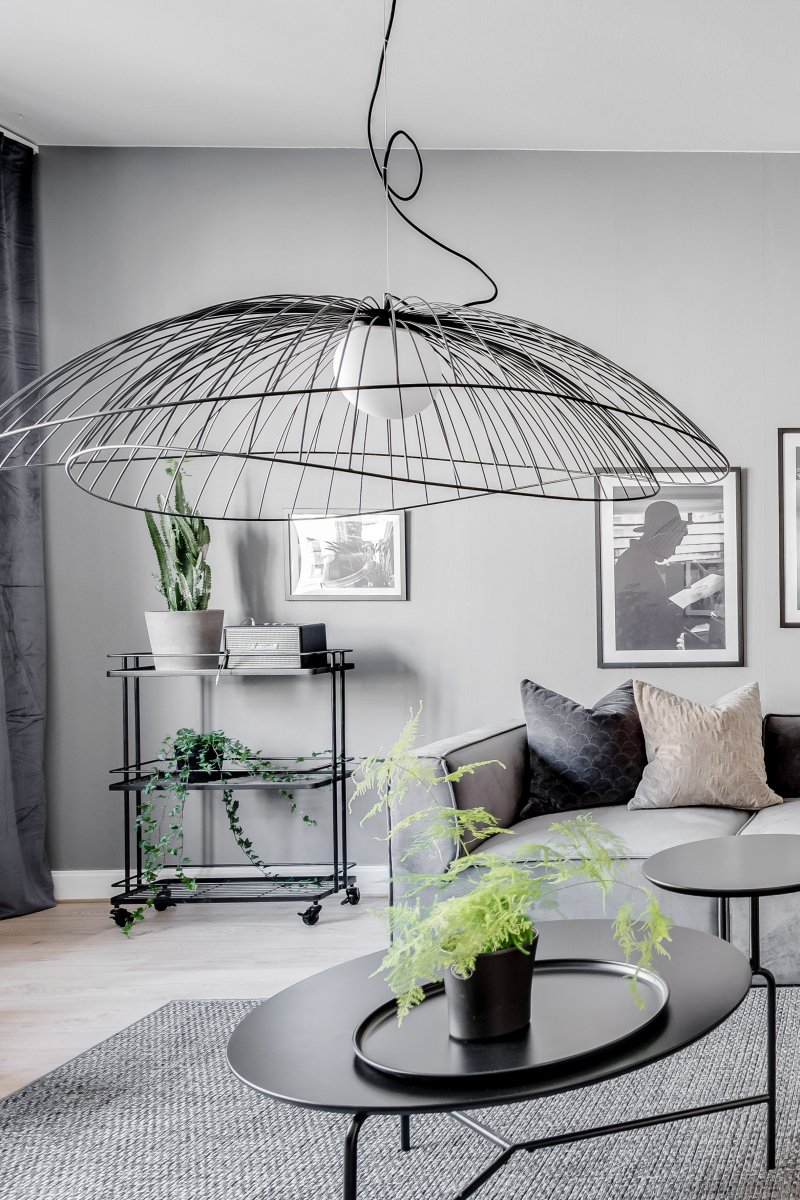 Ray Ø115 Zwart hanglamp Van Globen Lighting - De twee lampenkappen kunnen op verschillende manieren worden geplaatst: boven elkaar of in elkaar gemonteerd voor een lagere hanglamp.