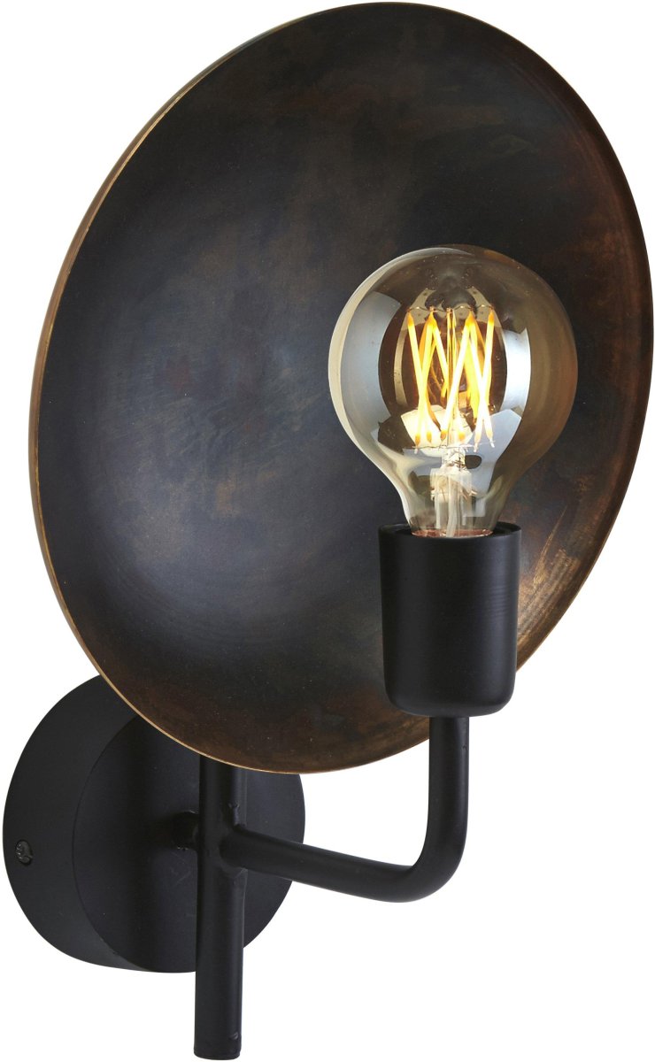 Upptown 36cm Zwart wandlamp Van PR Home - De Uptown wandlamp is een unieke lamp met een metalen kap met patina achter de lichtbron die het licht op de muur reflecteert.