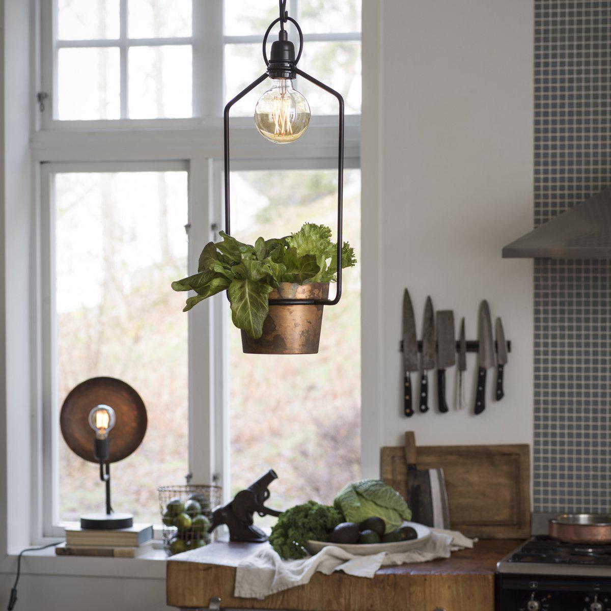 Upptown Zwart raamlamp Van PR Home - De Uptown raamlamp is een hanglamp met een plek voor een lichtbron en een potje voor bijvoorbeeld kruiden of een mooie bloem.
