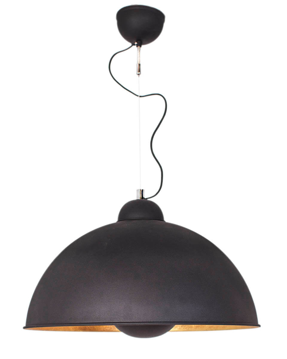 Captain Ø53 Zwart/goud hanglamp Van By Rydéns - De lamp is gemaakt van zwart metaal, wat een stoere en moderne uitstraling geeft, terwijl de gouden binnenkant een warme sfeer cre&euml;ert.