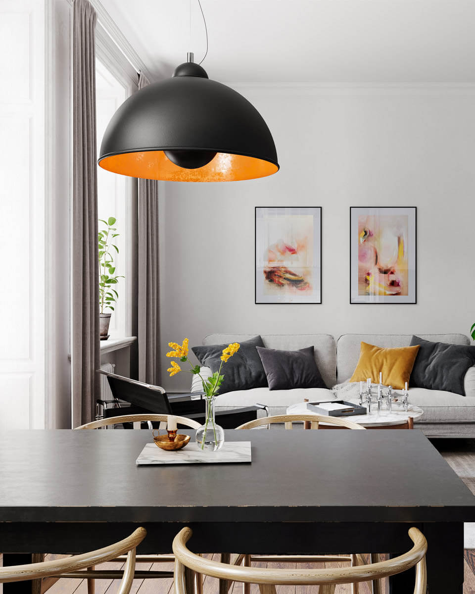 Captain Ø53 Zwart/goud hanglamp Van By Rydéns - De lamp is gemaakt van zwart metaal, wat een stoere en moderne uitstraling geeft, terwijl de gouden binnenkant een warme sfeer cre&euml;ert.