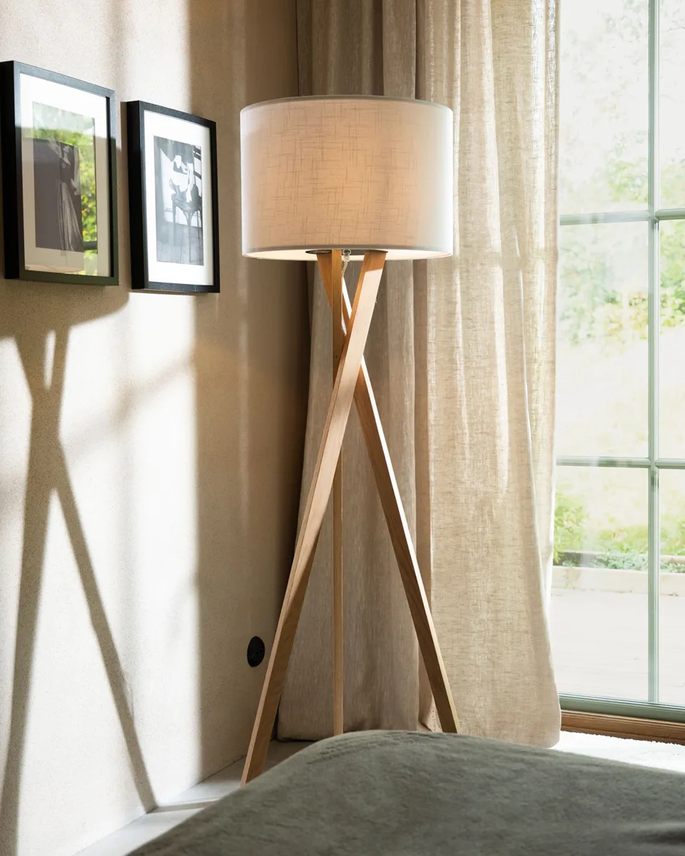 Vega Eiken/wit vloerlamp Van By Rydéns - Vega is een stijlvolle vloerlamp met een indrukwekkende hoogte van 160 cm en een frame van massief eikenhout.