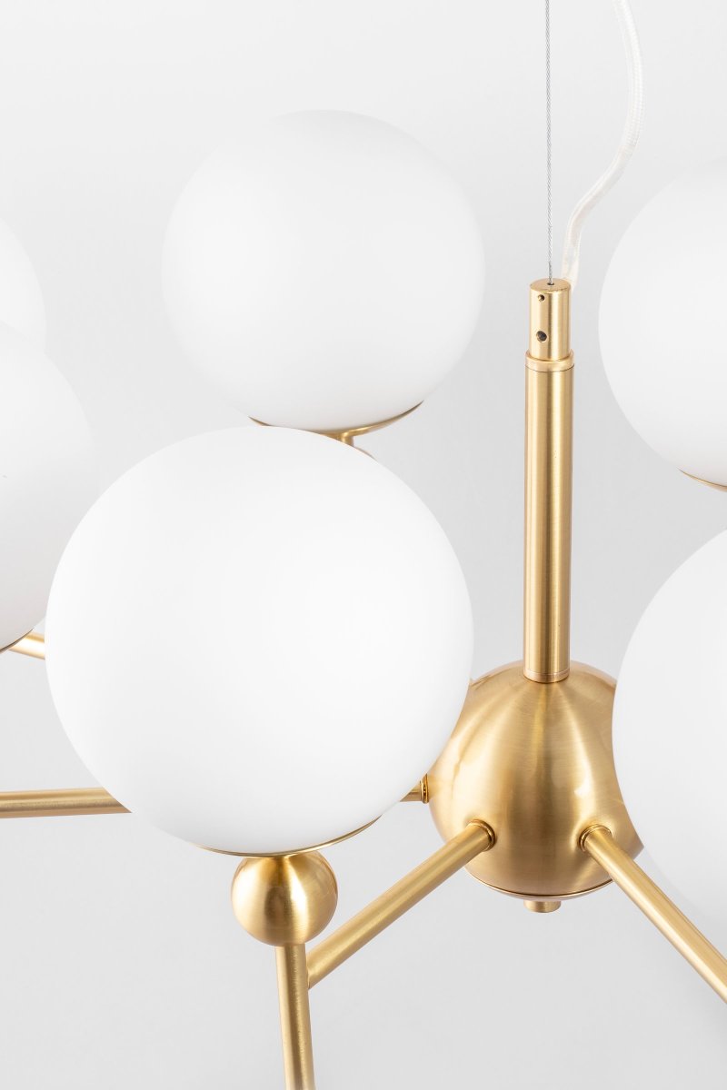 Astrid 85cm Geborsteld messing hanglamp Van Globen Lighting - De lamp heeft een 120 cm lange witte textielkabel met draad en een plafondkap in bijpassend geborsteld messing, kroonconnector voor plafondaansluiting niet inbegrepen.