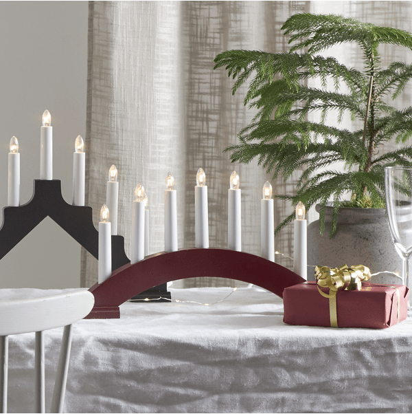 Bea ROOD Van Star Trading - Rode houten kandelaar in een boogvorm met zeven kaarsen.