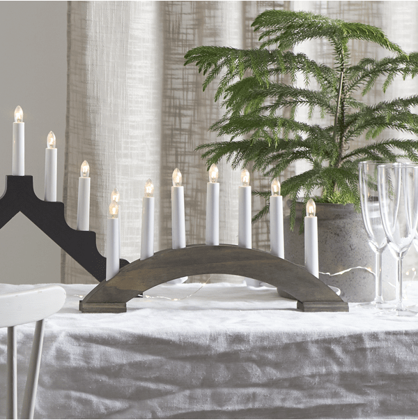 Bea Bruin Van Star Trading - Bruin geverfde houten kandelaar in een boogvorm met zeven kaarsen.