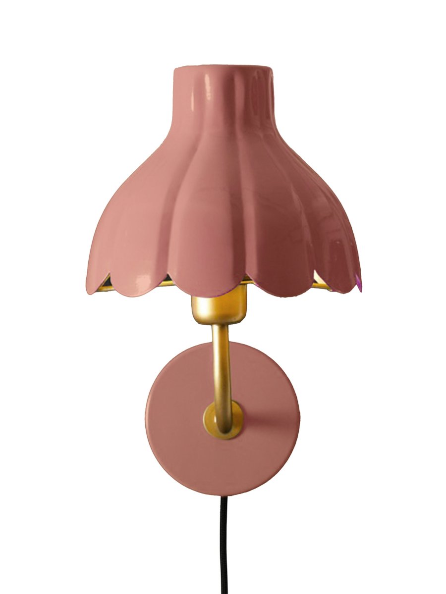 Wells 35cm Donkerroze leeslamp Van PR Home - De goudkleurige binnenkant reflecteert het licht op een warme en aangename manier en cre&euml;ert een uitnodigende sfeer in de kamer.