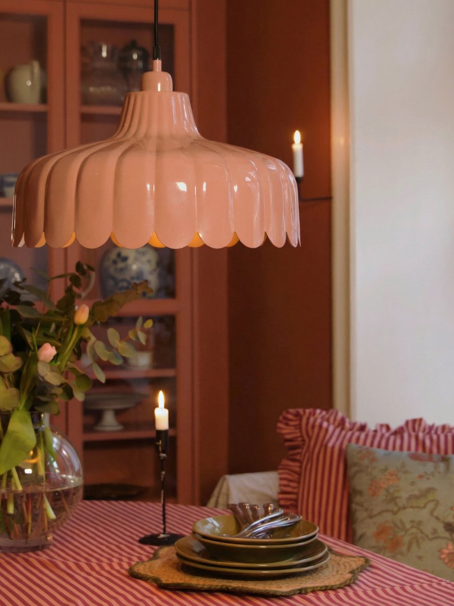 Wells Ø45 Donkerroze hanglamp Van PR Home - De lamp is ge&iuml;nspireerd op een bloem en deze serie is verkrijgbaar in verschillende kleuren en modellen.