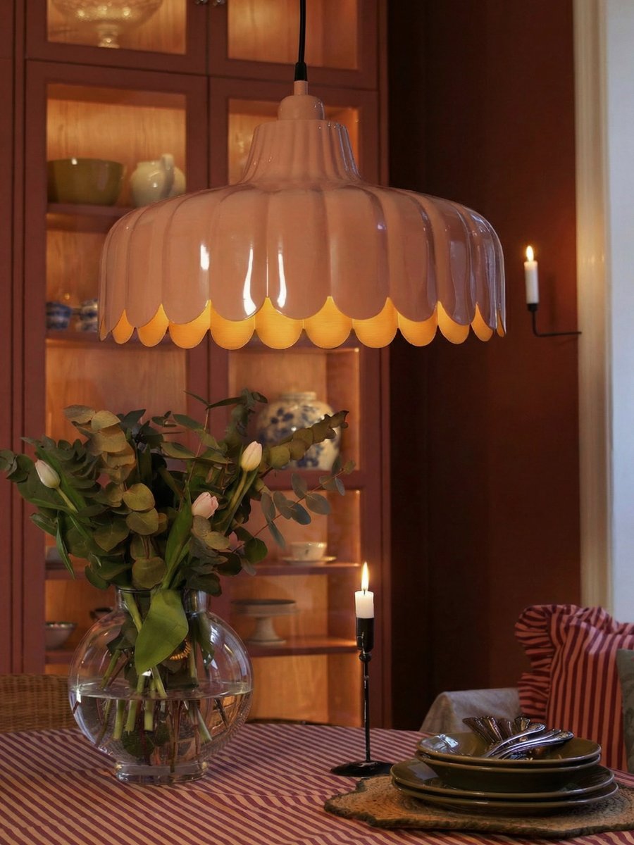 Wells Ø45 Donkerroze hanglamp Van PR Home - De lamp is ge&iuml;nspireerd op een bloem en deze serie is verkrijgbaar in verschillende kleuren en modellen.
