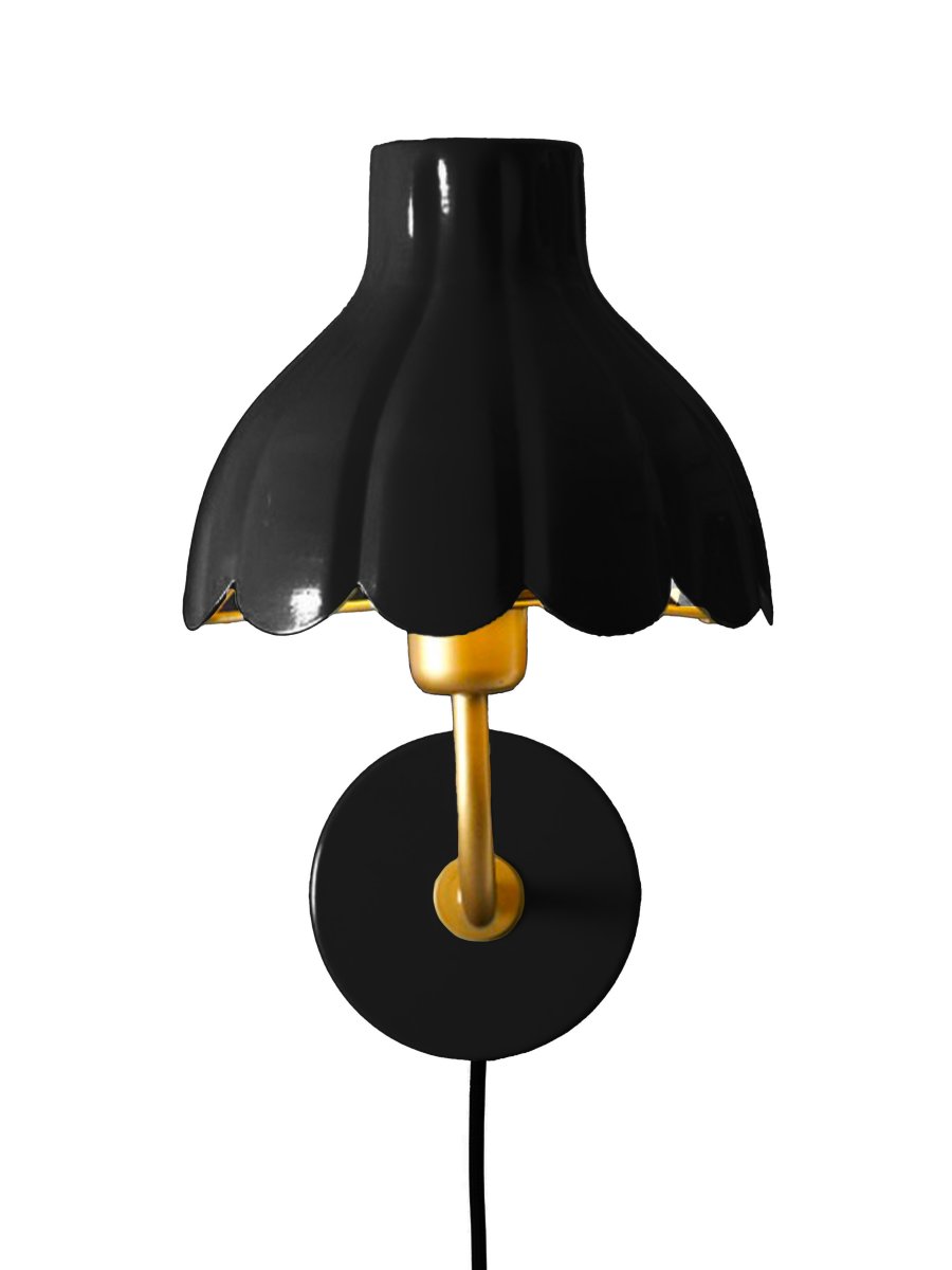 Wells 35cm Zwart leeslamp Van PR Home - De goudkleurige binnenkant reflecteert het licht op een warme en aangename manier en cre&euml;ert een uitnodigende sfeer in de kamer.